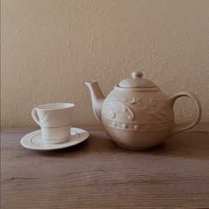 Ceramic Embossed Neutral Tea Pot Beige